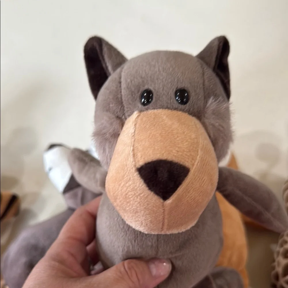 Beautiful stuffed animals ideal for jungle decoration measure between 8-10 in.